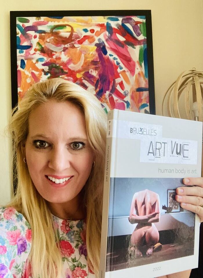 KAREN BURWELL (OS 03):
Artist specialising in modern and abstract art. Exhibitions include 'Gallery of Modern Art' and 'Koine' in Naples.