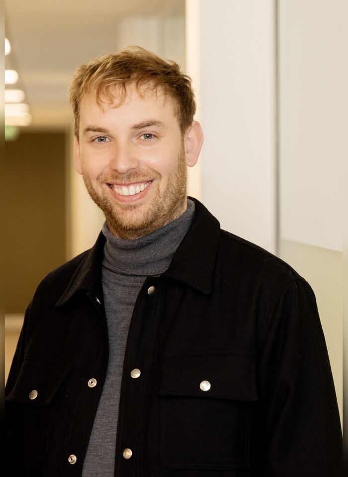 JONATHAN FISHER (OS 07):
Professional producer.